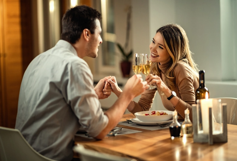 Tips-Dinner-Romantis-Malam-Tahun-Baru-di-Rumah-dengan-Lampu-Philips-Spectrue-1.