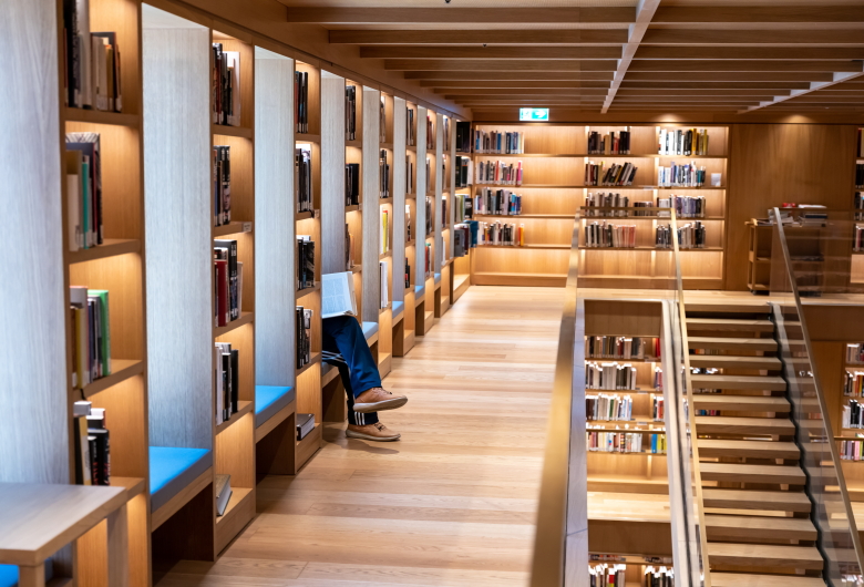 Lampu-Perpustakaan-Faktor-Penting-dalam-Meningkatkan-Pengalaman-Membaca-yang-Lebih-Baik-Philips-Bekasi