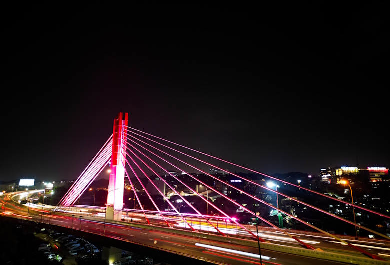 Pesona Keindahan Lampu Jembatan Pasupati di Malam Hari Sebagai Ikon Kota Bandung